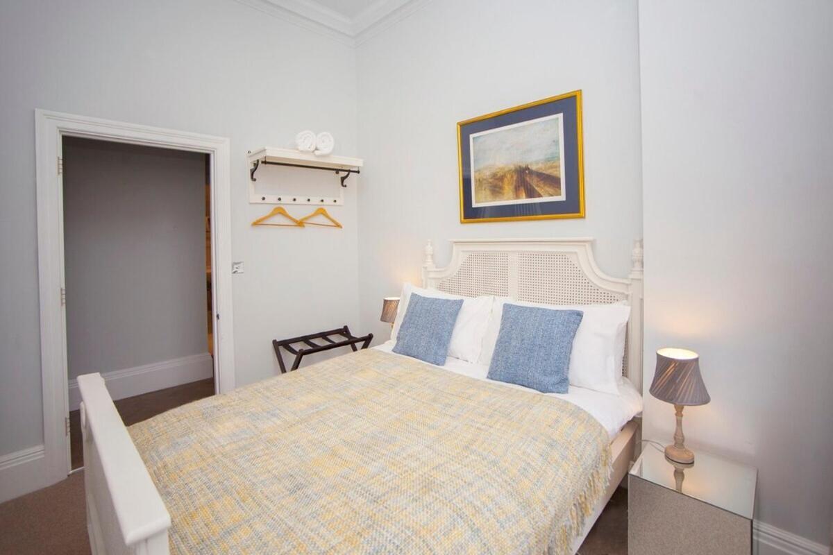 Stylish City Centre Apartment - Бат Екстериор снимка